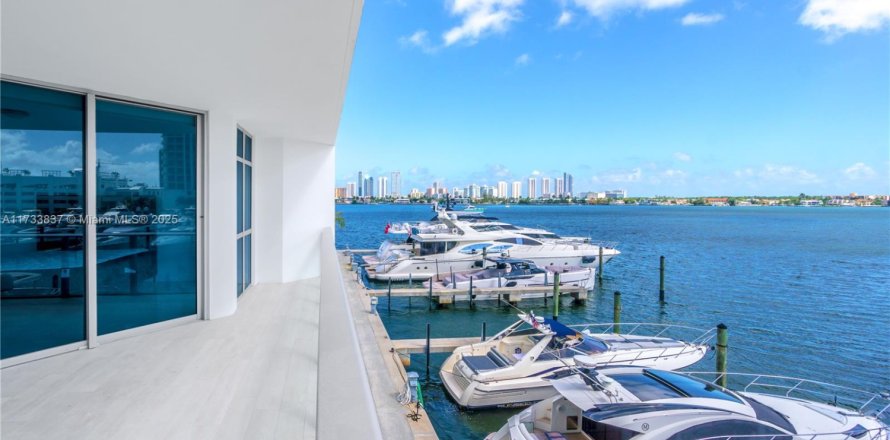 Condominio en North Miami Beach, Florida, 2 dormitorios № 2089249