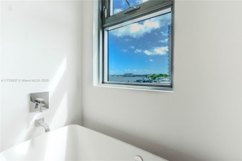 Condominio en venta en North Miami Beach, Florida, 2 dormitorios, 154.87 m2 № 2089249 - foto 13