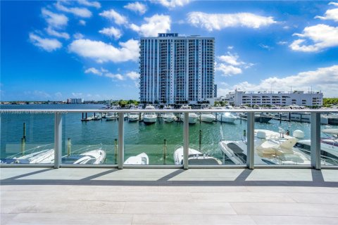 Condominio en venta en North Miami Beach, Florida, 2 dormitorios, 154.87 m2 № 2089249 - foto 3