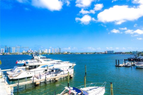 Condominio en venta en North Miami Beach, Florida, 2 dormitorios, 154.87 m2 № 2089249 - foto 11