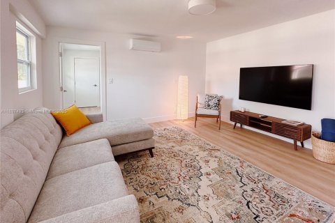 Снять в аренду виллу или дом в Майами, Флорида 1 спальня, 59.46м2, № 1949087 - фото 1