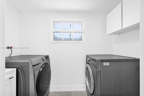 House in Miami, Florida 5 bedrooms, 172.24 sq.m. № 1974288 - photo 14