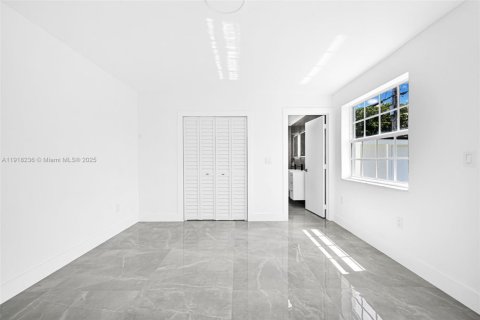 House in Miami, Florida 5 bedrooms, 172.24 sq.m. № 1974288 - photo 25