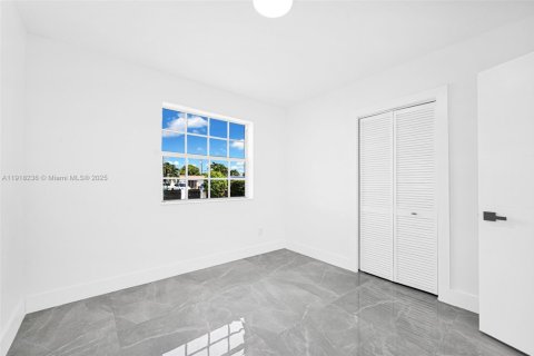 House in Miami, Florida 5 bedrooms, 172.24 sq.m. № 1974288 - photo 24