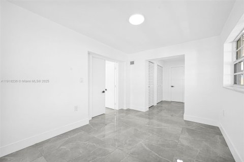 House in Miami, Florida 5 bedrooms, 172.24 sq.m. № 1974288 - photo 29