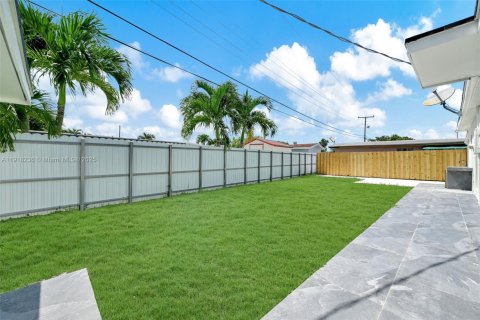 House in Miami, Florida 5 bedrooms, 172.24 sq.m. № 1974288 - photo 21