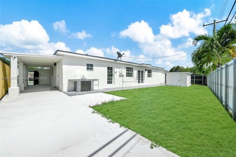 House in Miami, Florida 5 bedrooms, 172.24 sq.m. № 1974288 - photo 19