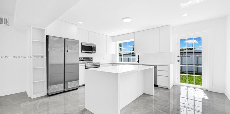 House in Miami, Florida 5 bedrooms, 172.24 sq.m. № 1974288