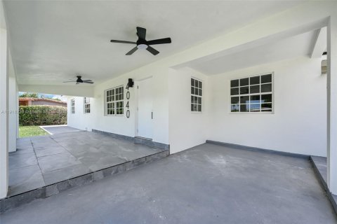 House in Miami, Florida 5 bedrooms, 172.24 sq.m. № 1974288 - photo 17