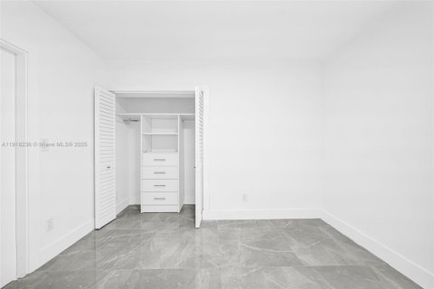 House in Miami, Florida 5 bedrooms, 172.24 sq.m. № 1974288 - photo 23