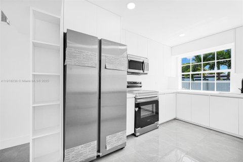 House in Miami, Florida 5 bedrooms, 172.24 sq.m. № 1974288 - photo 2