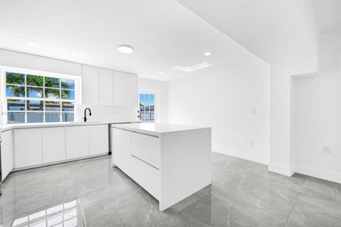 House in Miami, Florida 5 bedrooms, 172.24 sq.m. № 1974288 - photo 5