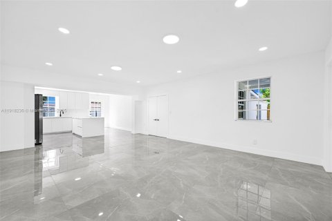 House in Miami, Florida 5 bedrooms, 172.24 sq.m. № 1974288 - photo 12