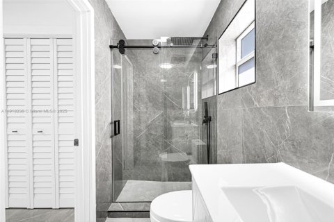 House in Miami, Florida 5 bedrooms, 172.24 sq.m. № 1974288 - photo 11