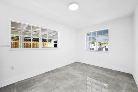 House in Miami, Florida 5 bedrooms, 172.24 sq.m. № 1974288 - photo 28