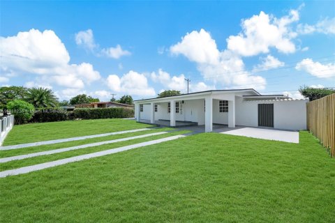 House in Miami, Florida 5 bedrooms, 172.24 sq.m. № 1974288 - photo 16