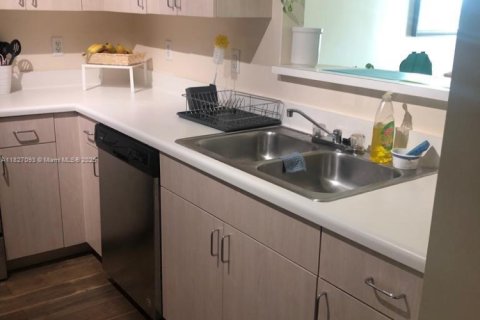 Condo in Coral Gables, Florida, 1 bedroom  № 1799578 - photo 10
