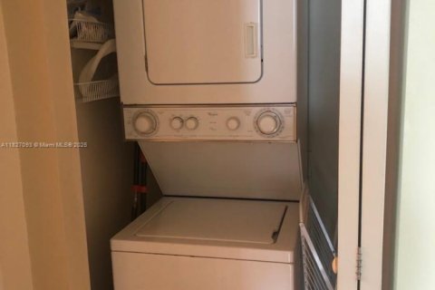 Condo in Coral Gables, Florida, 1 bedroom  № 1799578 - photo 16