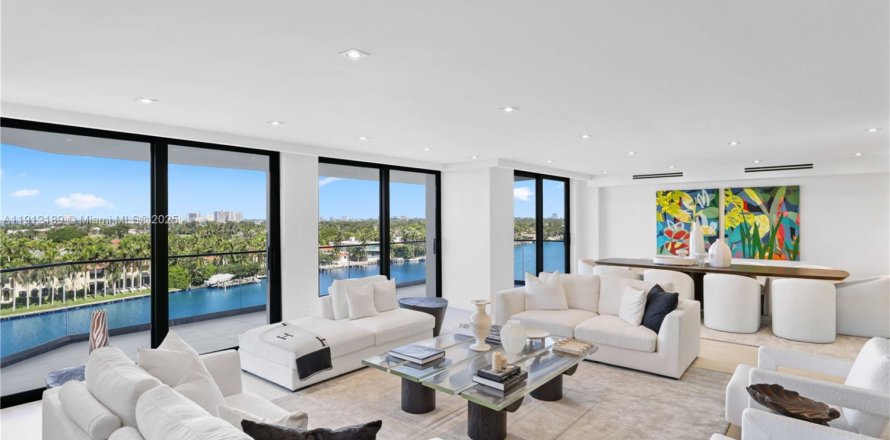 Condo in Miami Beach, Florida, 5 bedrooms  № 1971331