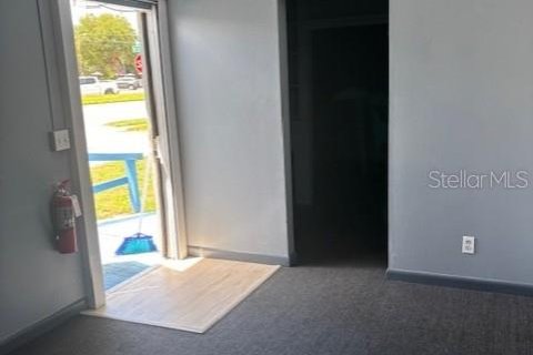 Commercial property in New Smyrna Beach, Florida № 1901687 - photo 2