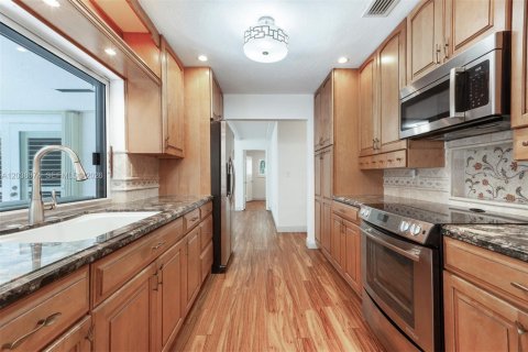 House in Pinecrest, Florida 5 bedrooms, 248.05 sq.m. № 2084066 - photo 8