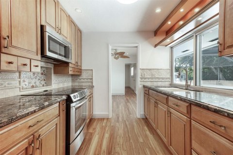 House in Pinecrest, Florida 5 bedrooms, 248.05 sq.m. № 2084066 - photo 7