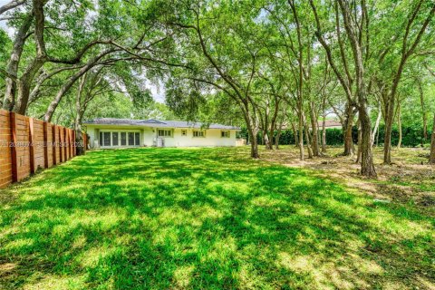 House in Pinecrest, Florida 5 bedrooms, 248.05 sq.m. № 2084066 - photo 25