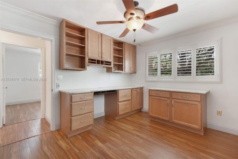 House in Pinecrest, Florida 5 bedrooms, 248.05 sq.m. № 2084066 - photo 12