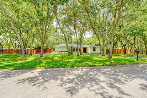 House in Pinecrest, Florida 5 bedrooms, 248.05 sq.m. № 2084066 - photo 2