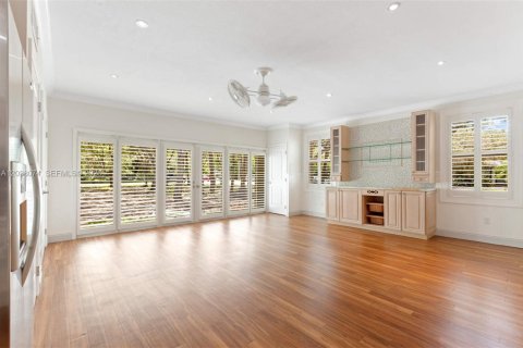 House in Pinecrest, Florida 5 bedrooms, 248.05 sq.m. № 2084066 - photo 9