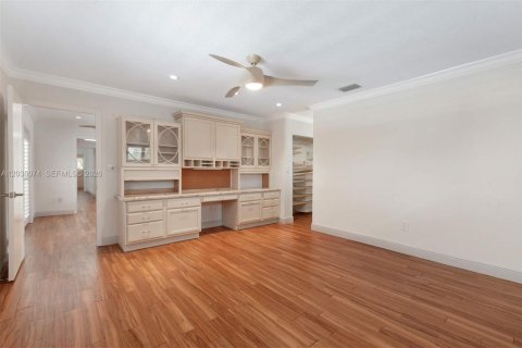 House in Pinecrest, Florida 5 bedrooms, 248.05 sq.m. № 2084066 - photo 13