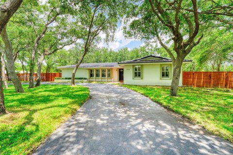 House in Pinecrest, Florida 5 bedrooms, 248.05 sq.m. № 2084066