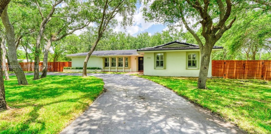 House in Pinecrest, Florida 5 bedrooms, 248.05 sq.m. № 2084066
