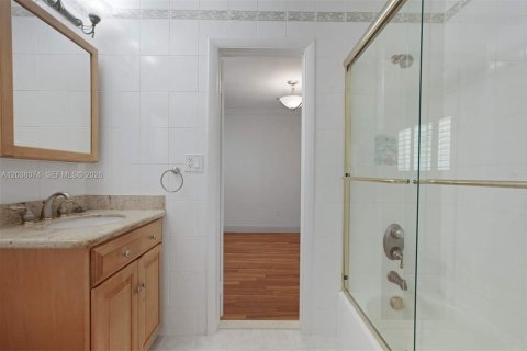 House in Pinecrest, Florida 5 bedrooms, 248.05 sq.m. № 2084066 - photo 16