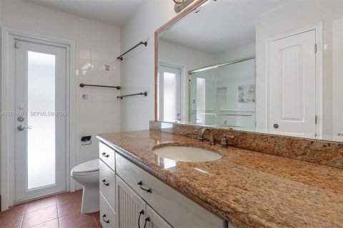House in Pinecrest, Florida 5 bedrooms, 248.05 sq.m. № 2084066 - photo 18
