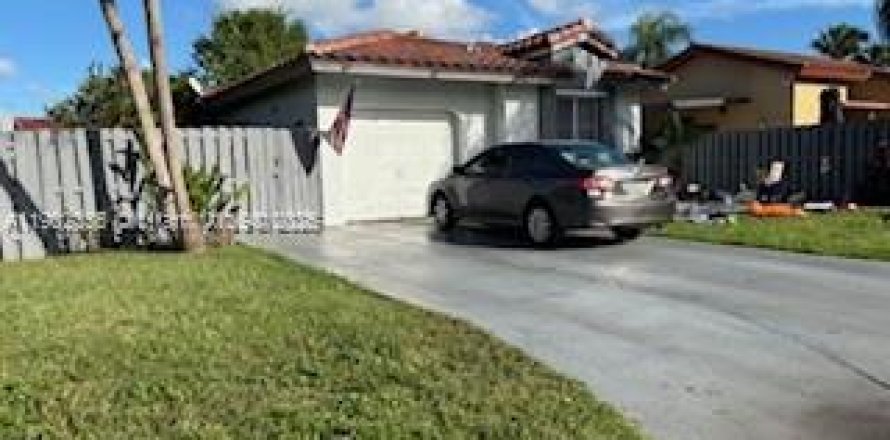 Casa en Miami, Florida 3 dormitorios, 142.14 m2 № 1954517