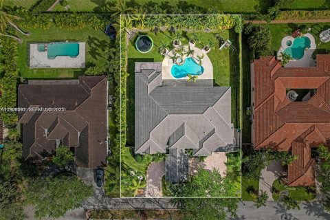 House in Miami, Florida 6 bedrooms № 1986482 - photo 2