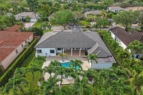 House in Miami, Florida 6 bedrooms № 1986482 - photo 1