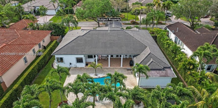 House in Miami, Florida 6 bedrooms № 1986482