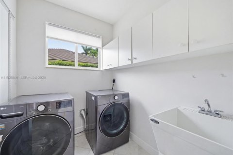 Casa en venta en Miami, Florida, 6 dormitorios № 1986482 - foto 28