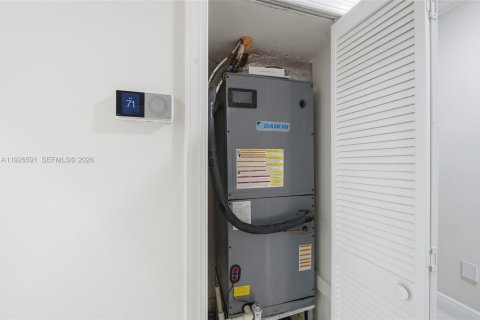 Casa en venta en Miami, Florida, 6 dormitorios № 1986482 - foto 18