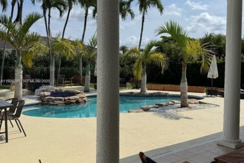 House in Miami, Florida 6 bedrooms № 1986482 - photo 5
