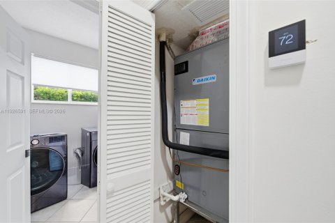 Casa en venta en Miami, Florida, 6 dormitorios № 1986482 - foto 24