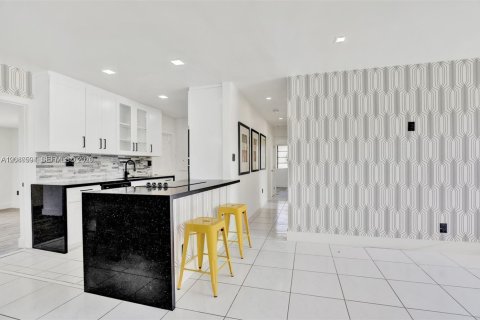 Villa ou maison à vendre à North Miami Beach, Floride: 4 chambres, 128.21 m2 № 2338744 - photo 4