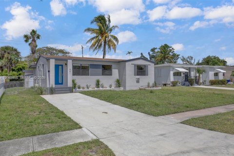 Villa ou maison à vendre à North Miami Beach, Floride: 4 chambres, 128.21 m2 № 2338744 - photo 2