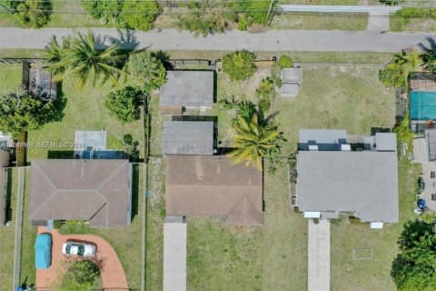 Villa ou maison à vendre à North Miami Beach, Floride: 4 chambres, 128.21 m2 № 2338744 - photo 16