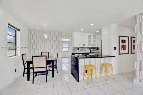 Villa ou maison à vendre à North Miami Beach, Floride: 4 chambres, 128.21 m2 № 2338744 - photo 3