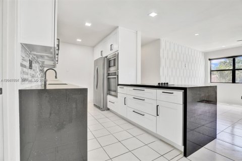 Villa ou maison à vendre à North Miami Beach, Floride: 4 chambres, 128.21 m2 № 2338744 - photo 6