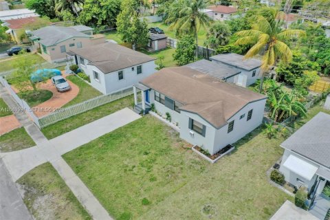 Villa ou maison à vendre à North Miami Beach, Floride: 4 chambres, 128.21 m2 № 2338744 - photo 17