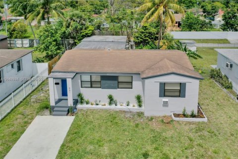 Villa ou maison à North Miami Beach, Floride 4 chambres, 128.21 m2 № 2338744